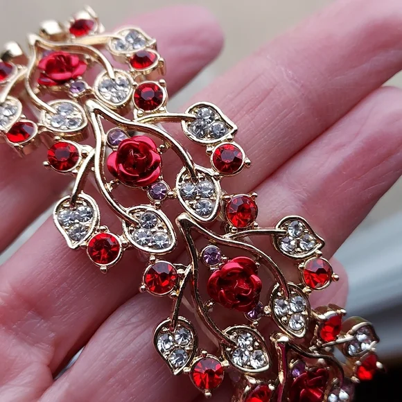 Rhinestones and Roses 🌹  goldtone bracelet,  vintage, EUC - Picture 9 of 9